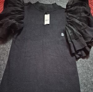 Chic Black Ribbed Top with Keyhole Detail